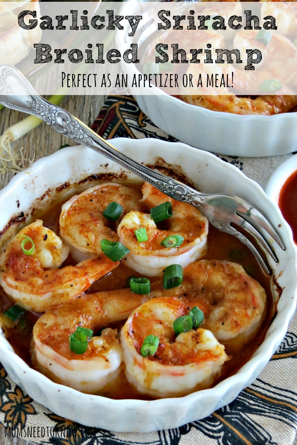 Perfect as an appetizer or even a light dinner, this garlic shrimp with Sriracha sauce is easy to make and full of flavor. Serve with toasted bread slices! 